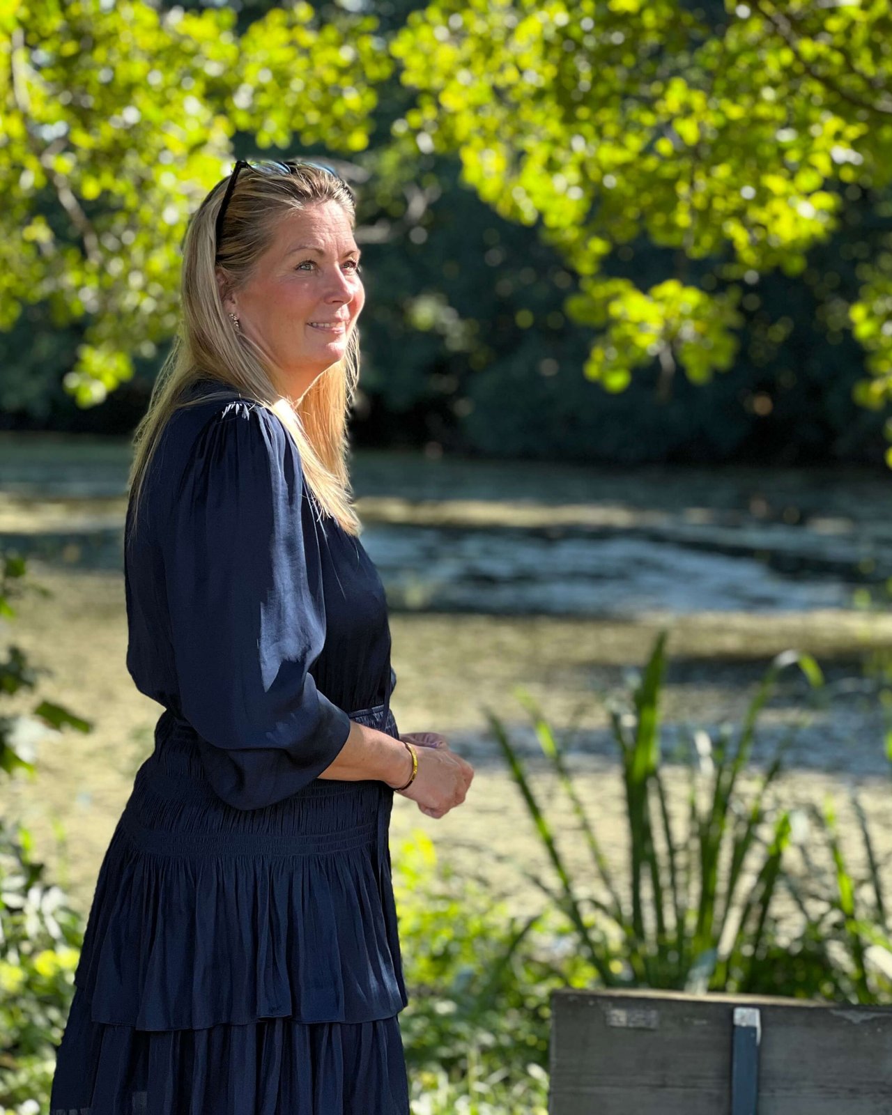 Christine Honoré i eftertænksomt øjeblik udendørs ved vandet i Helsingør
